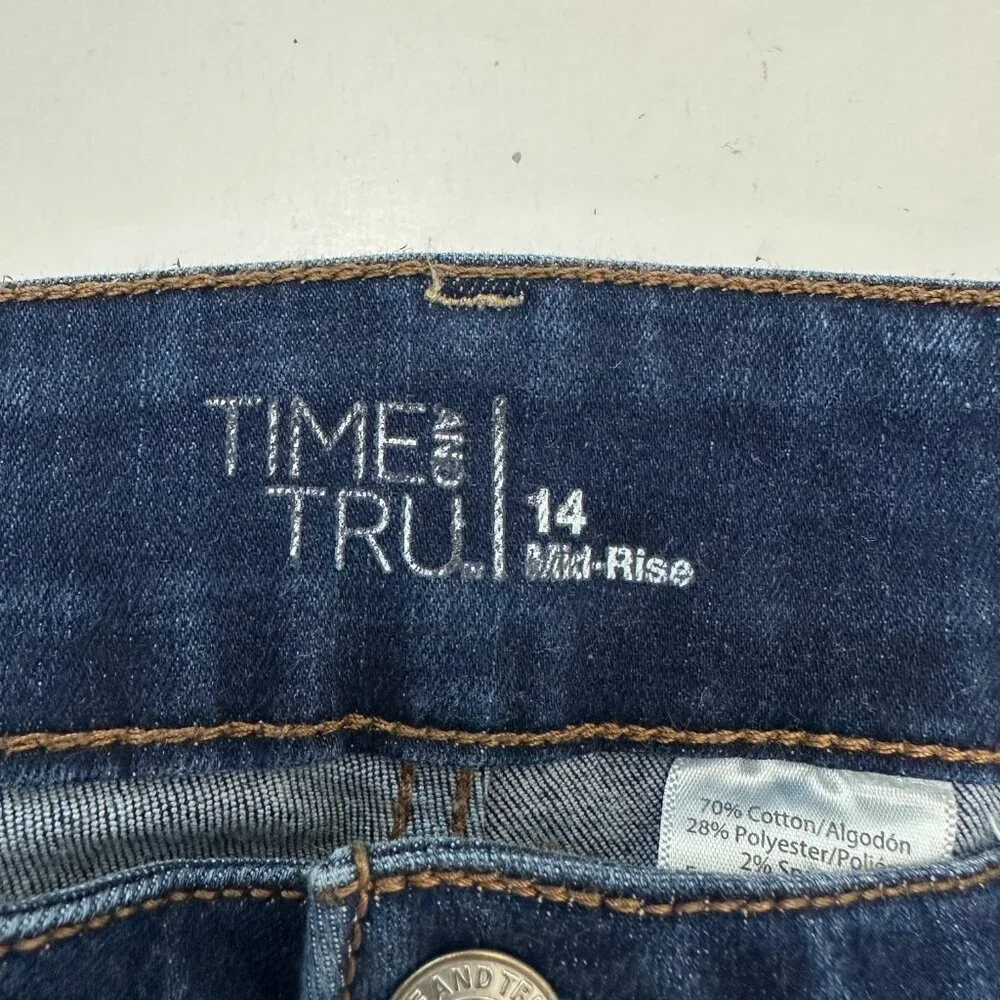 Time and Tru Mid Rise Cuffed Crop Women's size 14 Dark Wash Blue Denim Jeans - Picture 3 of 5
